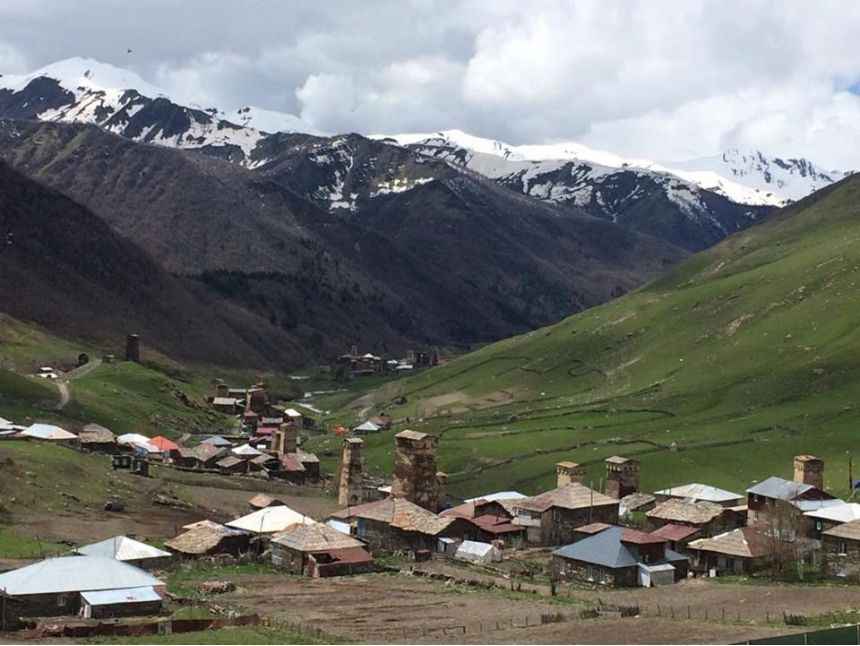 გთავაზობთ დღიან ტურს სვანეთში ჯიპის ტიპის ავტომობილით.