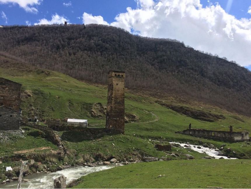 გთავაზობთ დღიან ტურს სვანეთში ჯიპის ტიპის ავტომობილით.