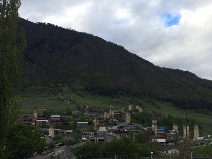 გთავაზობთ დღიან ტურს სვანეთში ჯიპის ტიპის ავტომობილით.