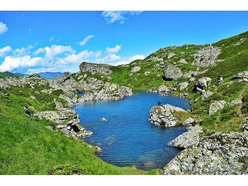 ტური აბუდელაურის ფერად ტბებზე  ივლისს