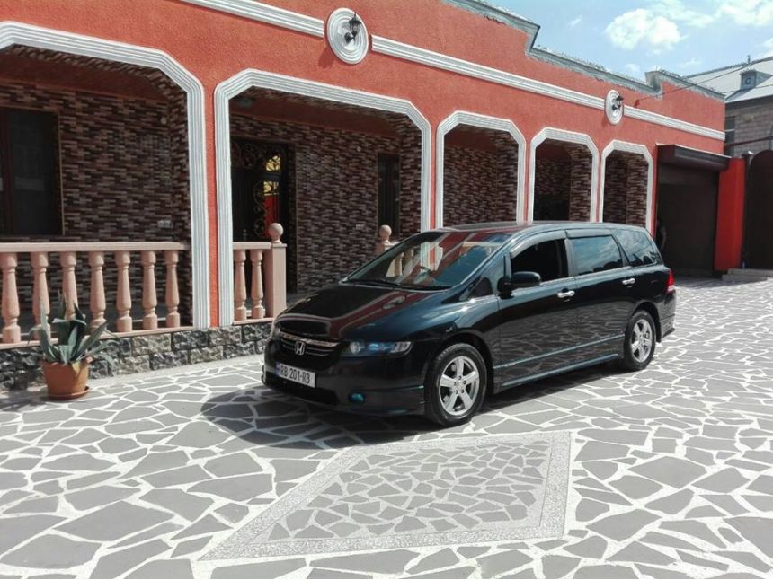 მოგემსახურებით  წლიანი მინივენით