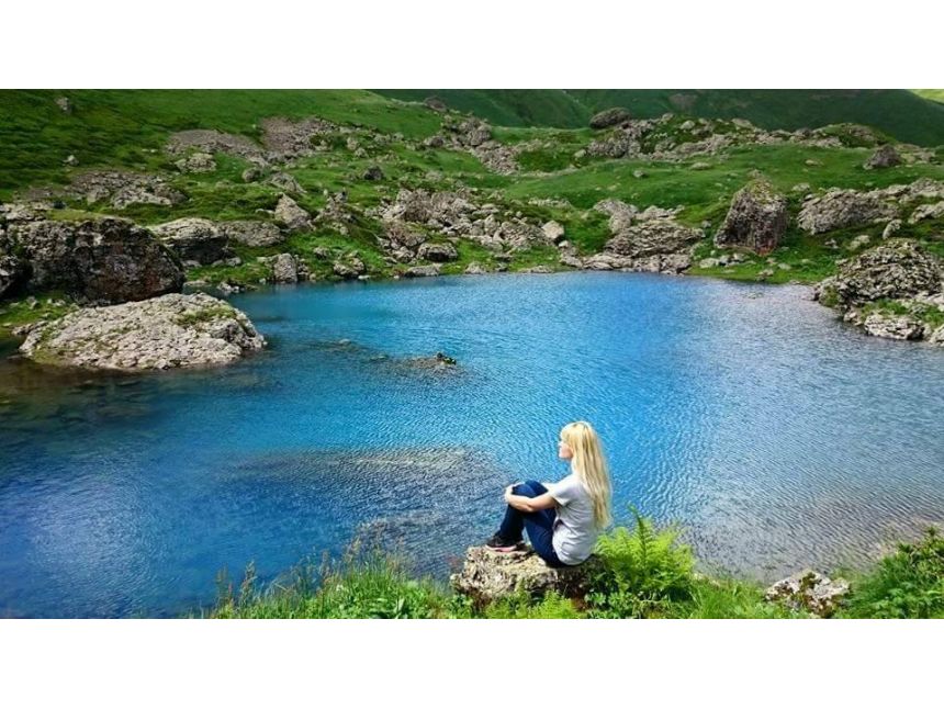 აბუდელაურის ფერადი ტბები: - ( აგვისტო. კვირა )