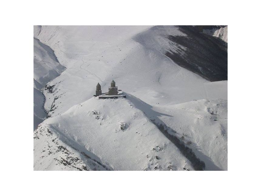 ნოემბერი გერგეთის სამება