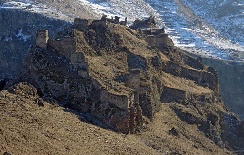 თებერვალს - ფარავნის ტბა, საღამოს ტბა ,თმოგვის ციხე ,ვანის ქვაბები
