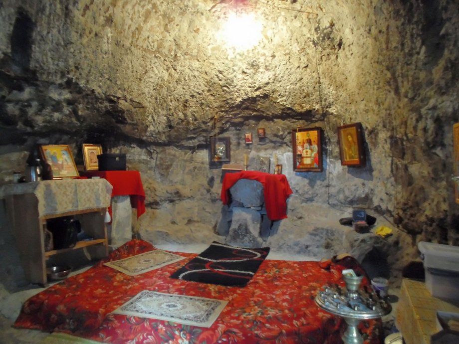 თებერვალს - ფარავნის ტბა, საღამოს ტბა ,თმოგვის ციხე ,ვანის ქვაბები