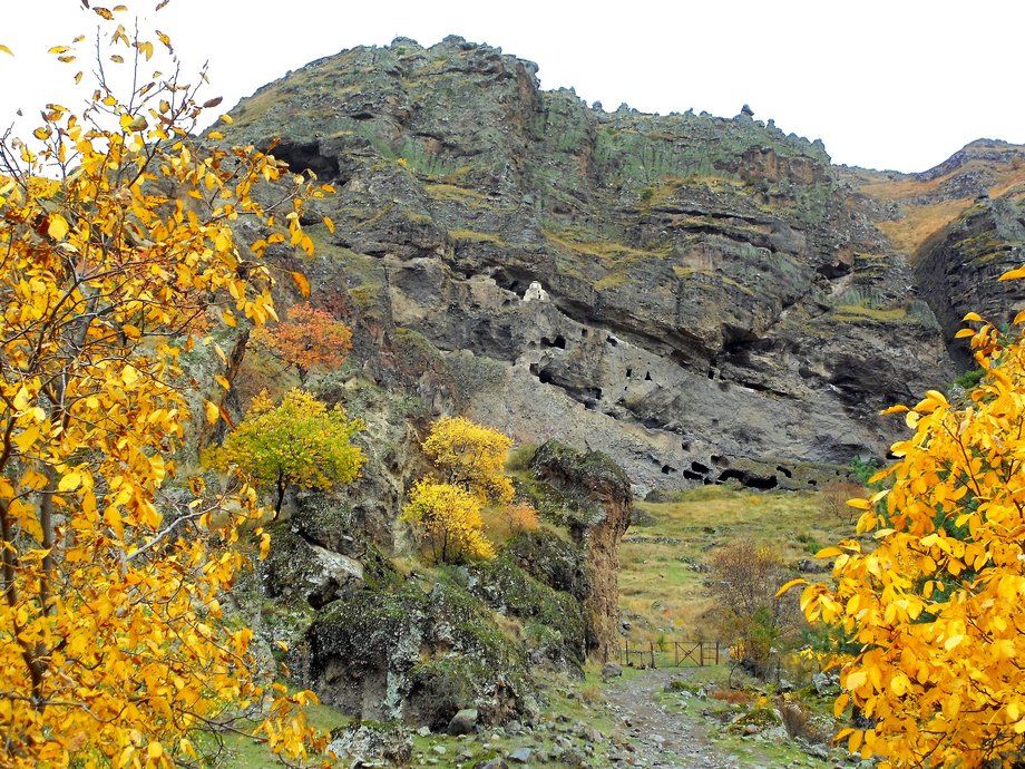 თებერვალს - ფარავნის ტბა, საღამოს ტბა ,თმოგვის ციხე ,ვანის ქვაბები