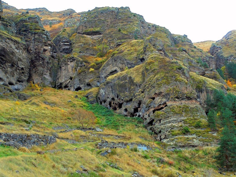 თებერვალს - ფარავნის ტბა, საღამოს ტბა ,თმოგვის ციხე ,ვანის ქვაბები