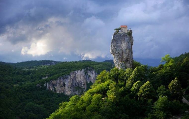 კაცხის სვეტი,მღვიმევი,სხვიტორი,სავანე