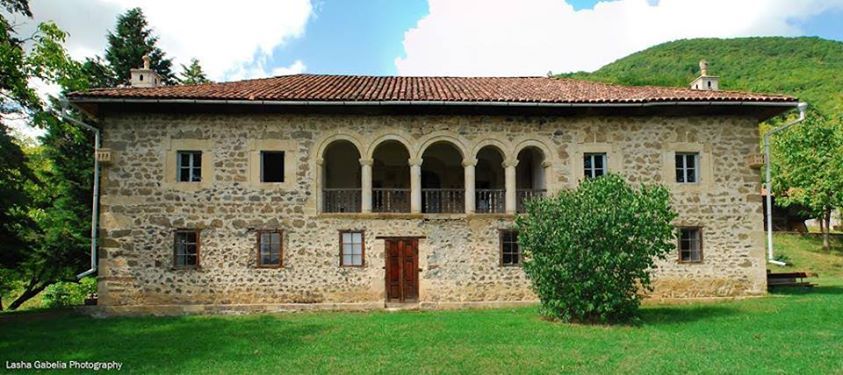 კაცხის სვეტი,მღვიმევი,სხვიტორი,სავანე