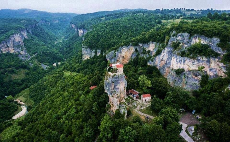 კაცხის სვეტი,მღვიმევი,სხვიტორი,სავანე