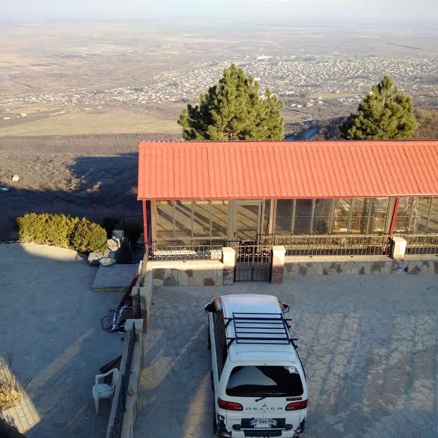 გიდი-მძღოლის მომსახურება