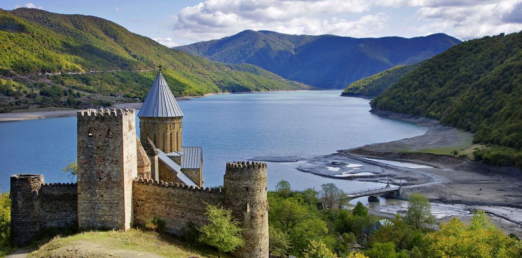 დღიანი ტური გერგეთზე.ყაზბეგი მაისს --