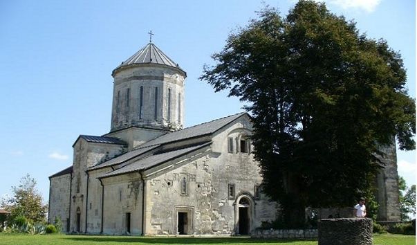 მარტვილის კანიონი, მარტვილის მონასტერი (ჭყონდიდის) დადიანების საგვარეულო სასახლე