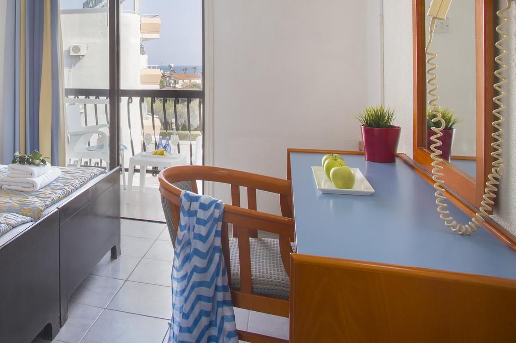 კვიპროსი ლარნაკა ულაზესი ზღვის პირა ქალაქი  ევრო