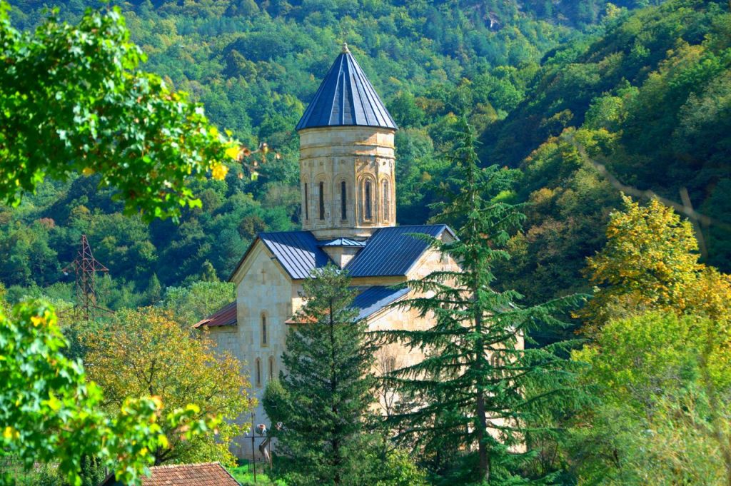 კარვის დღიანი ტური ულამაზეს რაჭაში