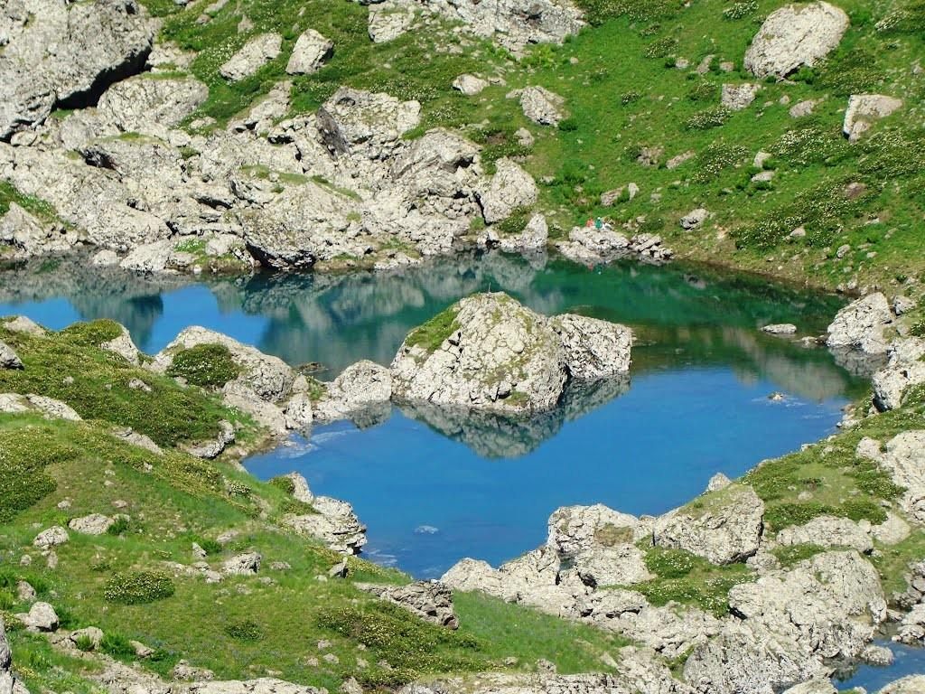 ივნისს დღე აბუდეალურის ფერად ტბებზე