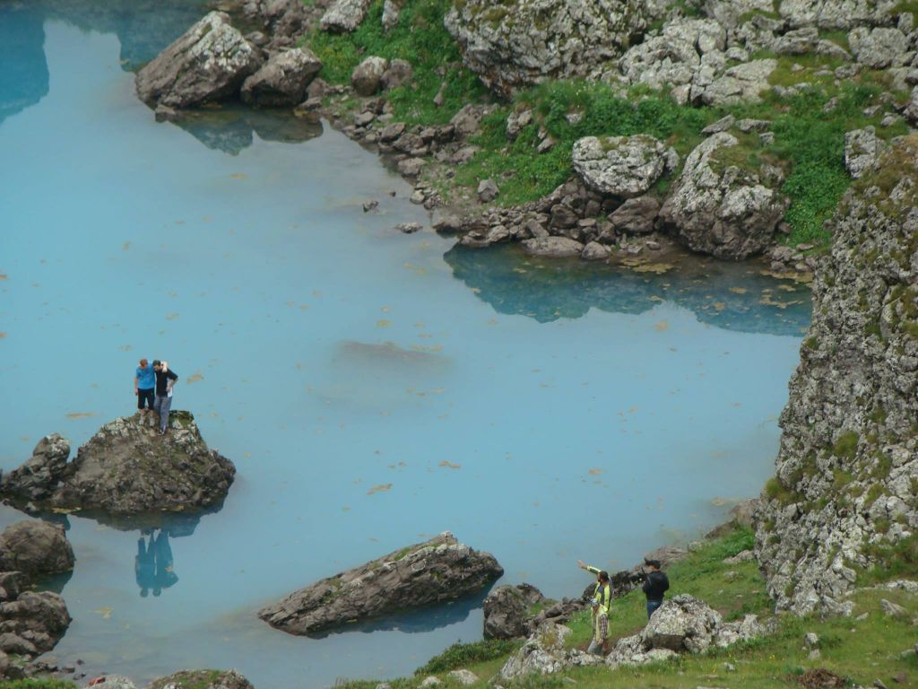 ივნისს დღე აბუდეალურის ფერად ტბებზე