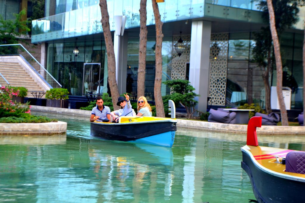 ბაქო და მოგზაური მეგობრები