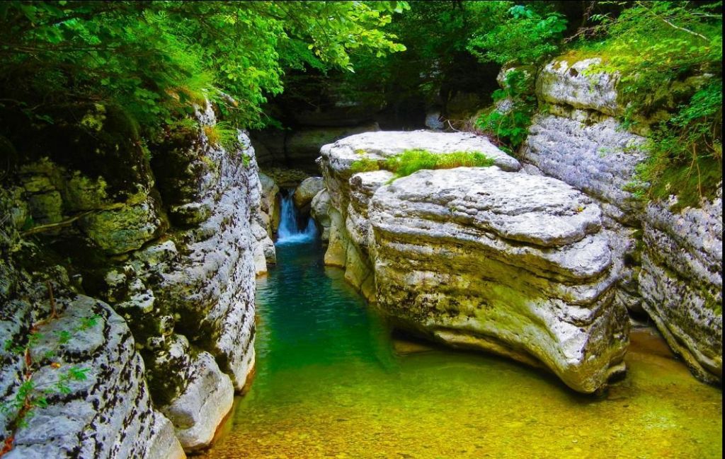 One-day tour of the Okatse canyon