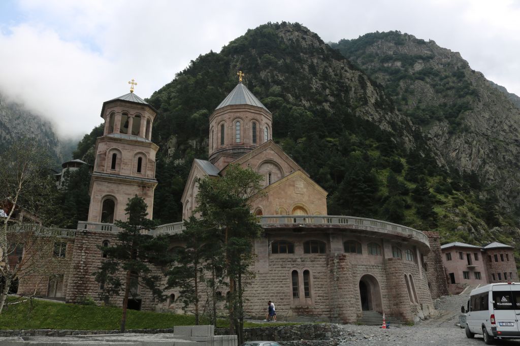 აგვისტოს !!! ერთ დღიანი ტური ყაზბეგში + ფოტოგადაღება + კვება!!!