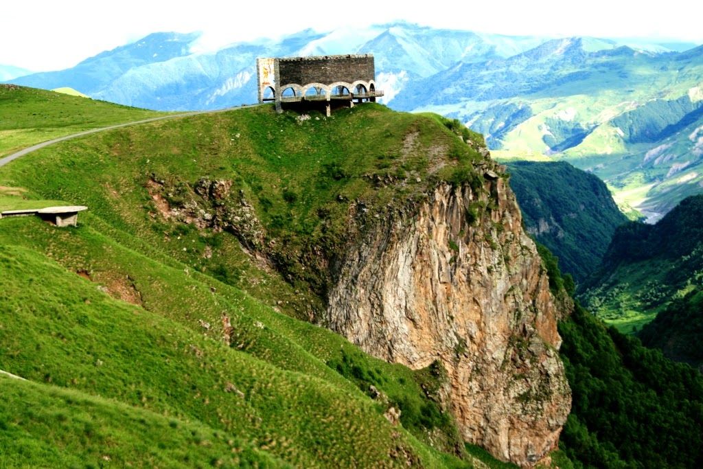 აგვისტოს !!! ერთ დღიანი ტური ყაზბეგში + ფოტოგადაღება + კვება!!!