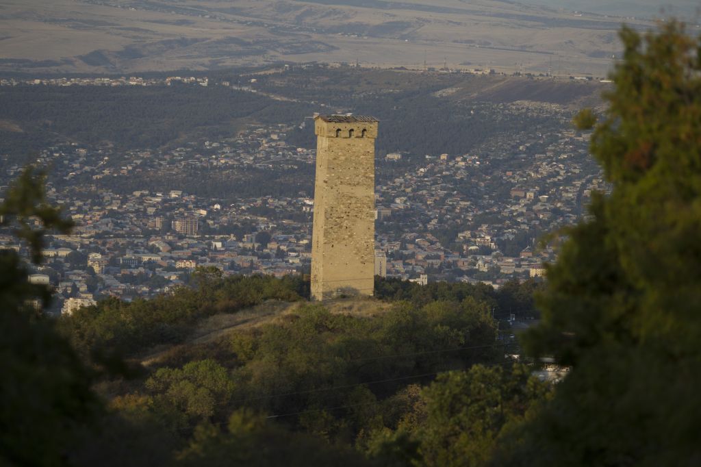 კუსტბა, სვანური კოშკი, წვერის მონასტერი,  უძოს მონასტერი, კოჯრისციხე