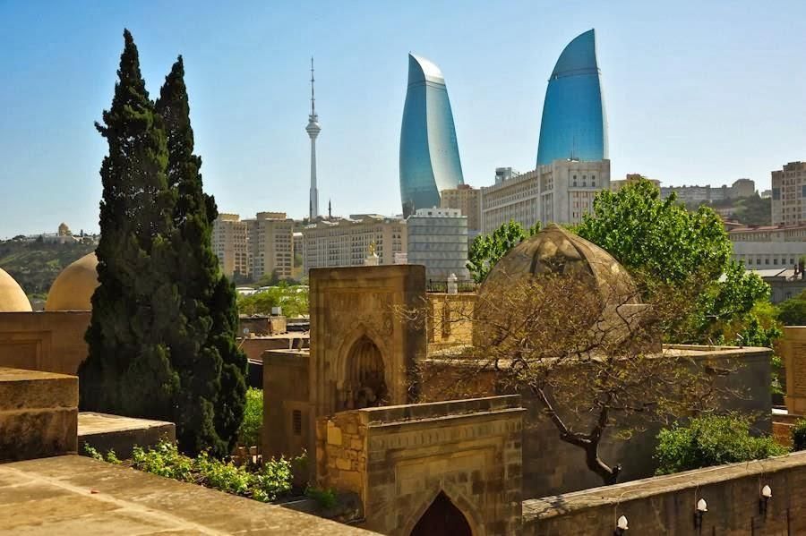 Посещайте игру «Челси-Карабах» и посещайте современный город баку