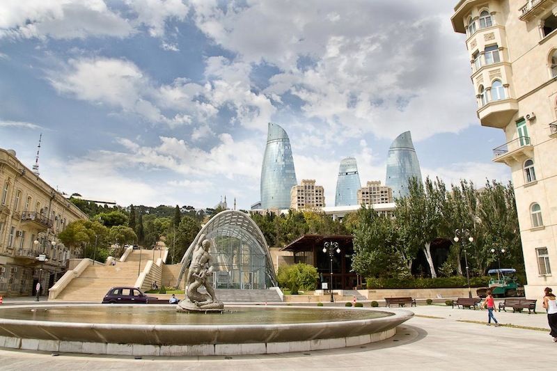 Посещайте игру «Челси-Карабах» и посещайте современный город баку