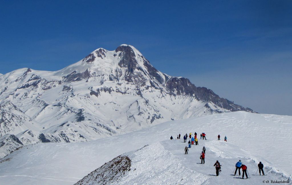 თებერვალს გუდაურში დაუვიწყარი დღე მზე თოვლი თხილამური
