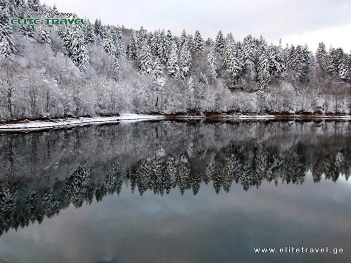 მარტს ზამთრის რაჭა გადათეთრებული შაურის ტბა, შოვი