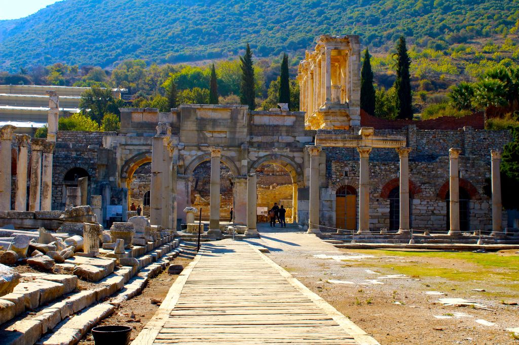 ექსკლუზიურად < ჩვენთან კუშადასი, ეფესო და სელჩუკი ერთი ტურის ფარგლებში