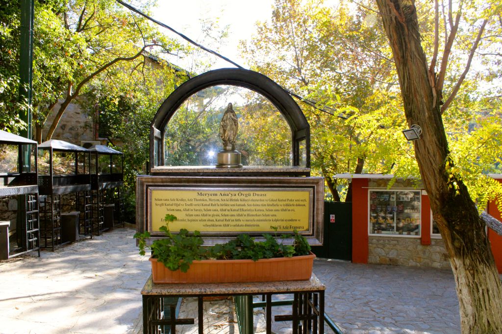 ექსკლუზიურად < ჩვენთან კუშადასი, ეფესო და სელჩუკი ერთი ტურის ფარგლებში