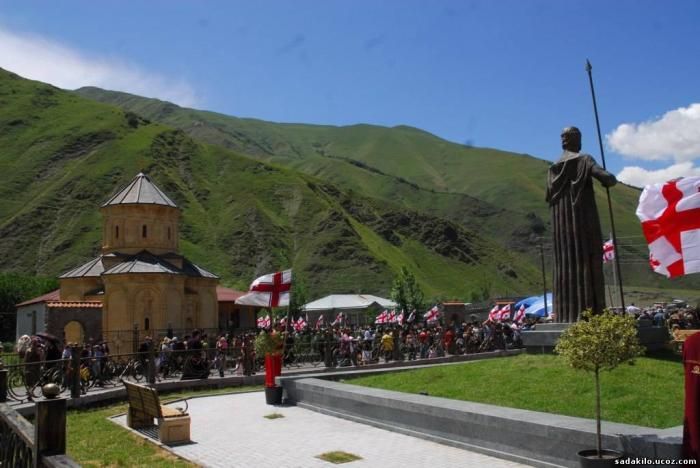 შევხვდეთ ბზობას გერგეტის სამებასა & დარიალის ხეობაში აპრილს