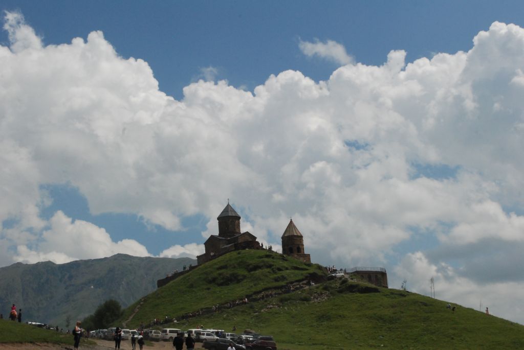 შევხვდეთ ბზობას გერგეტის სამებასა & დარიალის ხეობაში აპრილს