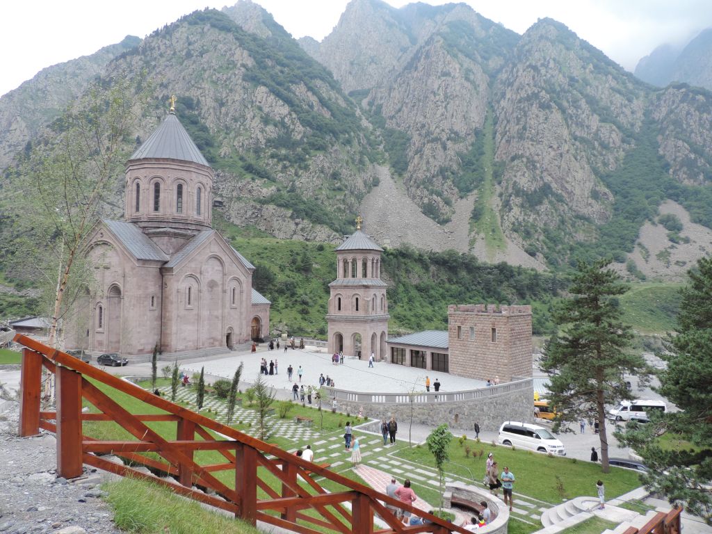 შევხვდეთ ბზობას გერგეტის სამებასა & დარიალის ხეობაში აპრილს