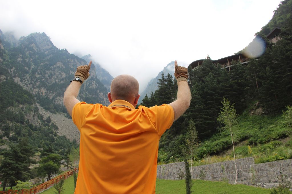 შევხვდეთ ბზობას გერგეტის სამებასა & დარიალის ხეობაში აპრილს