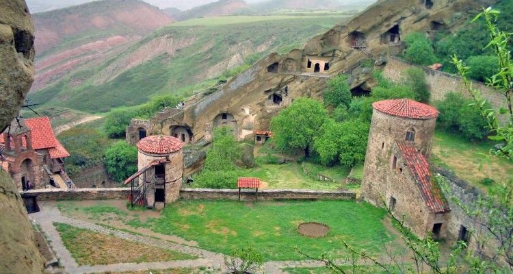 გაზაფხულის ფერებით მორთული დავითგარეჯი უდაბნო აპრილს