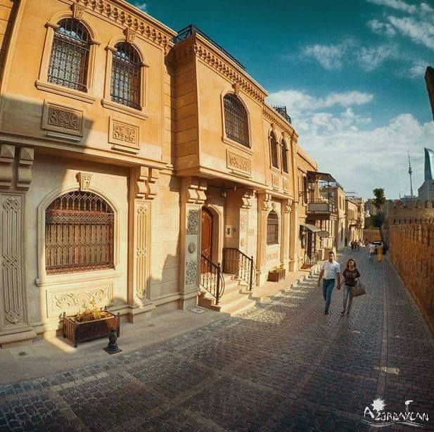 ეწვიე ბაქოს , , მაისს