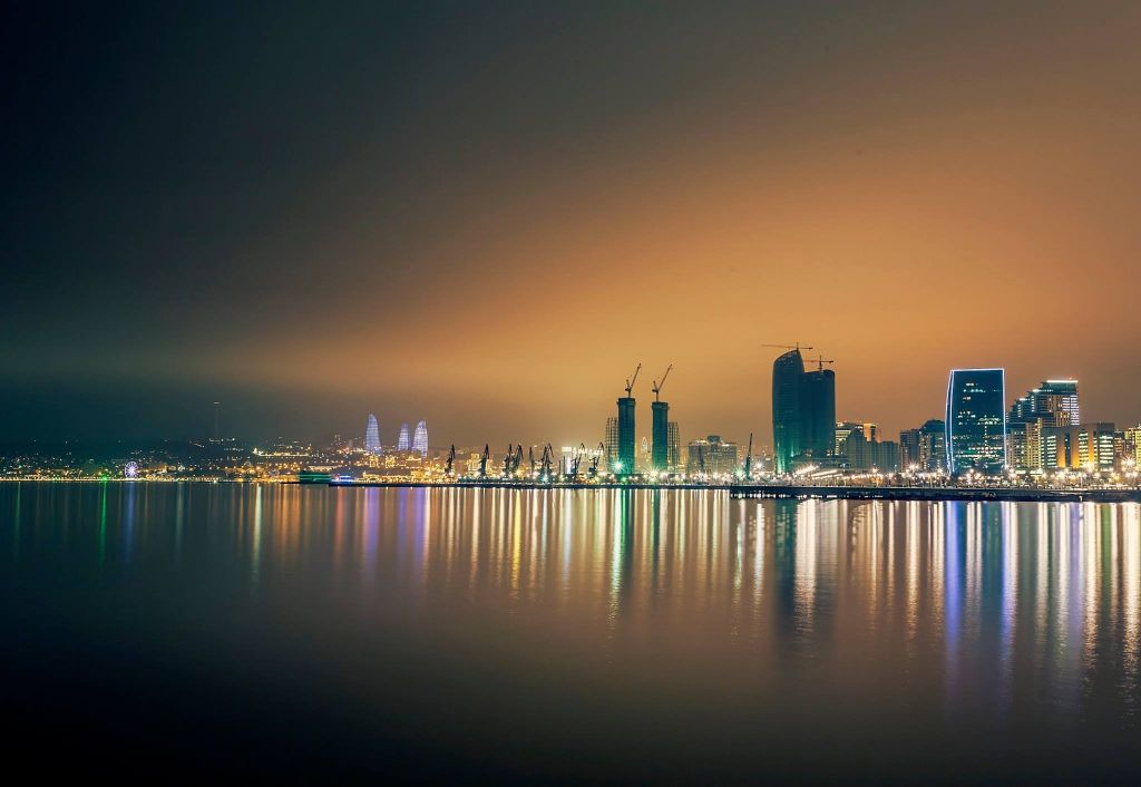 ეწვიე ბაქოს , ,  მაისს