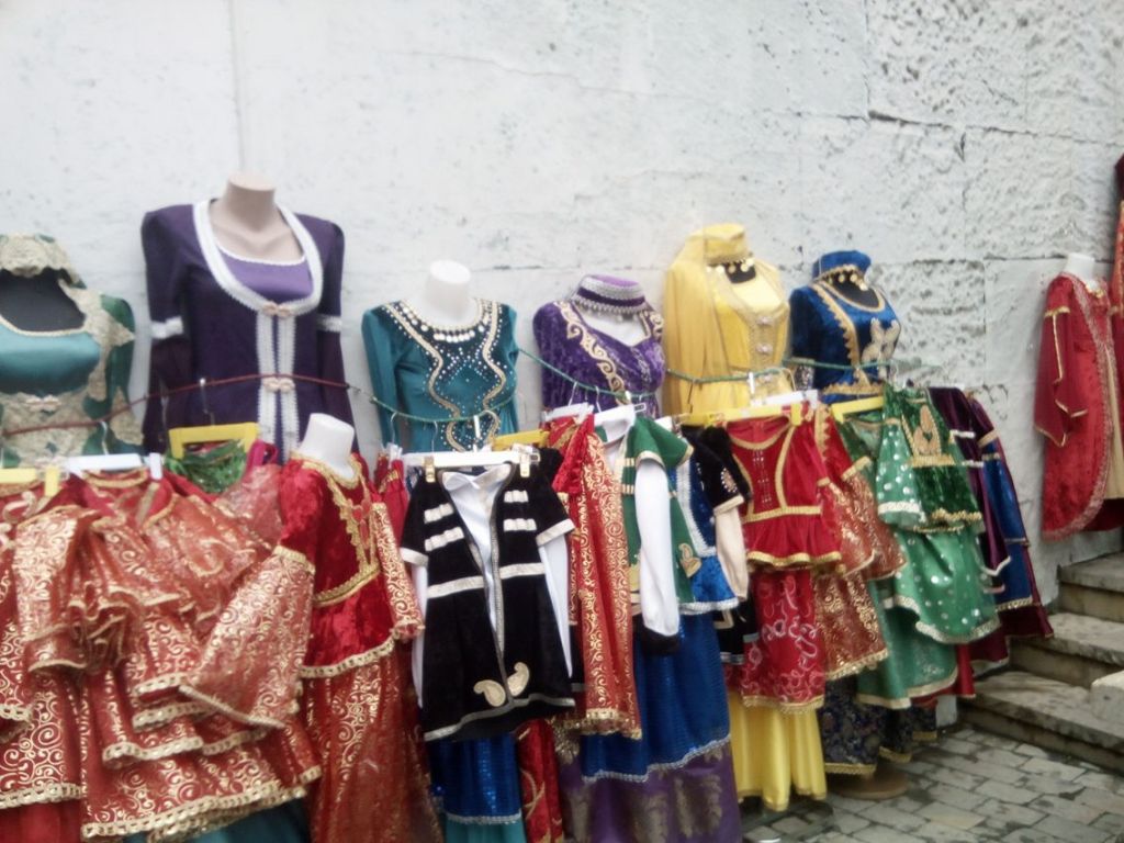 სულ სხვა ბაქო -- მაისი - ბაქო, გობუსტანი, ტალახის ვულკანები