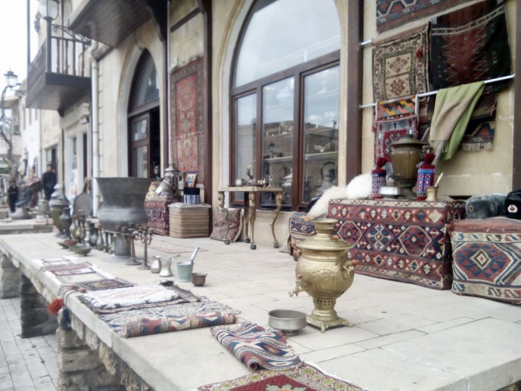 ისევ ძველი ბაქო -- მაისი (ბაქო-ცეცხლოვანი მთა)სასტუმრო: *