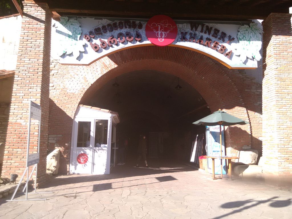 " მეღვინეობა ხარება " - კავკასიონის კლდეში ნაკვეთი ღვინის საცავი...