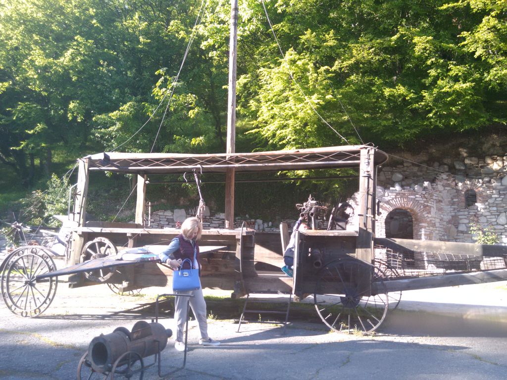 " მეღვინეობა ხარება " - კავკასიონის კლდეში ნაკვეთი ღვინის საცავი...