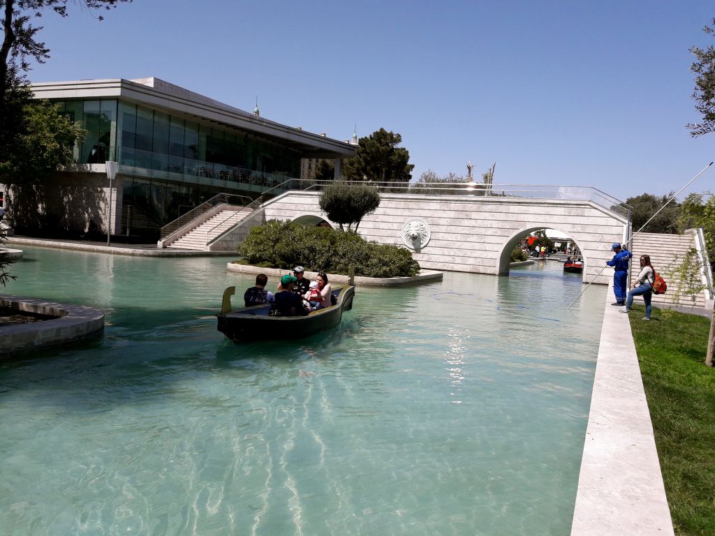 - მაისი ბაქოში . <