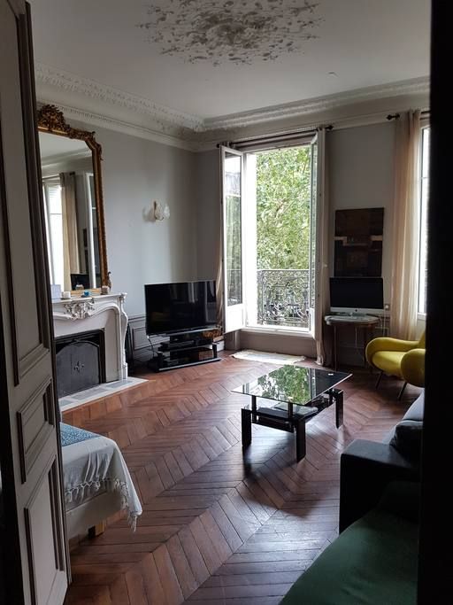 მყუდრო აპარტამენტი პარიზის გულში სულ რაღაც !