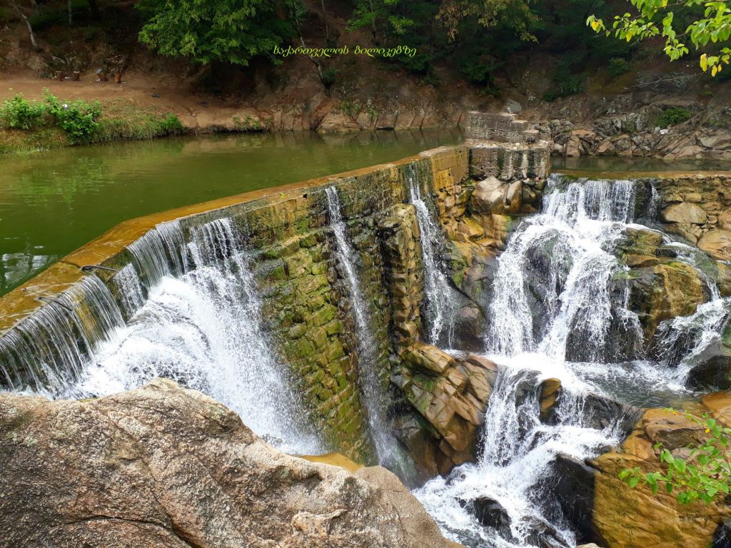 მოდინახე, კაცხის სვეტი, სამცვერა და ა.შ.