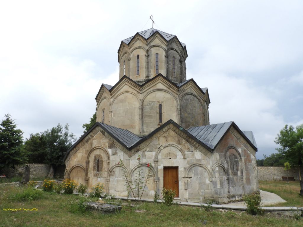 მოდინახე, კაცხის სვეტი, სამცვერა და ა.შ.
