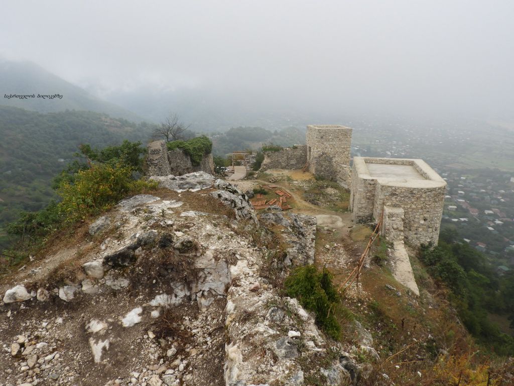 მოდინახე, კაცხის სვეტი, სამცვერა და ა.შ.