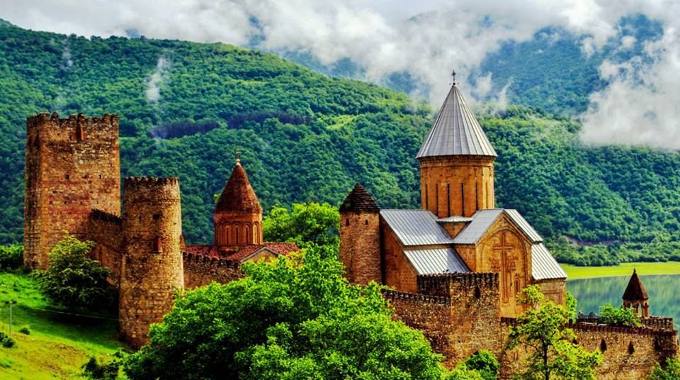 შემოდგომის ფერად ფერადი გუდამაყარი < .