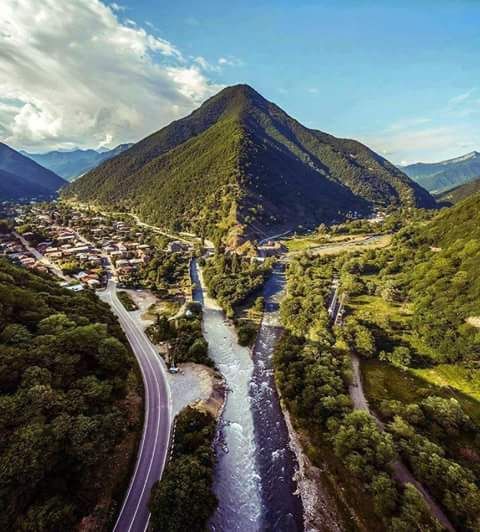 შემოდგომის ფერად ფერადი გუდამაყარი < .